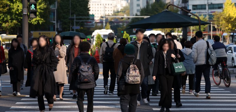 [서울=뉴시스] 김선웅 기자 = 서울 종로구 세종대로 사거리에서 옷차림을 두껍게 한 직장인들이 출근을 하고 있다. 2024.10.24. mangusta@newsis.com