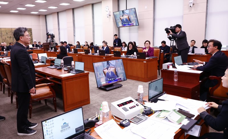 문화체육관광위원회 소속 국민의힘 박정하 간사(왼쪽)가 20일 오전 서울 여의도 국회에서 열린 문화체육관광위원회 전체회의에서 여야 의원들 간의 의사진행 발언 과정에서 갈등을 빚으면서 현안질의가 지연되자 전재수 위원장에게 퇴장 의사를 밝히고 있다. 2024.12.20/뉴스1 ⓒ News1 김민지 기자