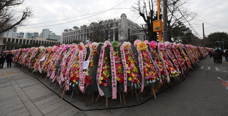 헌법재판소가 윤석열 대통령 탄핵심판 사건을 검토중인 지난 20일 오전 서울 종로구 헌법재판소 앞 인도에 윤 대통령 지지자들이 보낸 화환이 늘어서있다. /사진=뉴시스화상