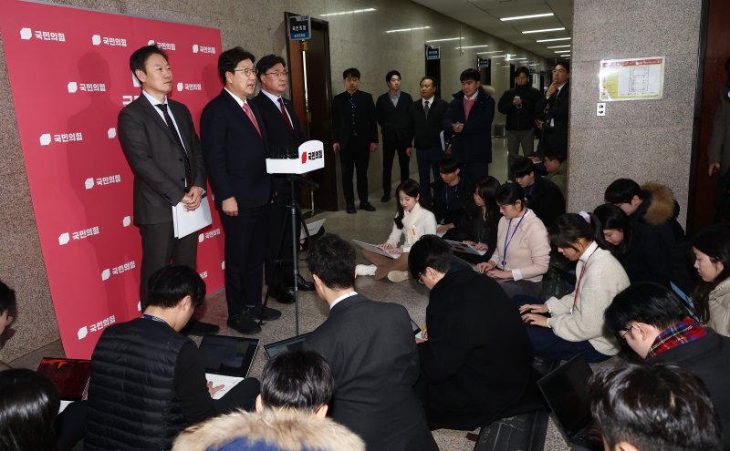 권성동 대표 권한대행 겸 원내대표가 20일 오후 서울 여의도 국회에서 현안 관련 기자회견을 하고 있다. 뉴스1