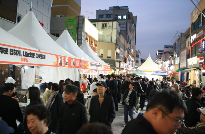 [원주=뉴시스] 이덕화 기자 = 25일 '2024 원주만두축제'가 강원 원주시 중앙동 전통시장과 문화의거리, 지하상가 일대에서 '원주만두로路 맛지순례'를 주제로 열린 가운데 축제장을 찾은 방문객들로 인산인해를 이루고 있다. 2024.10.25. wonder8768@newsis.com