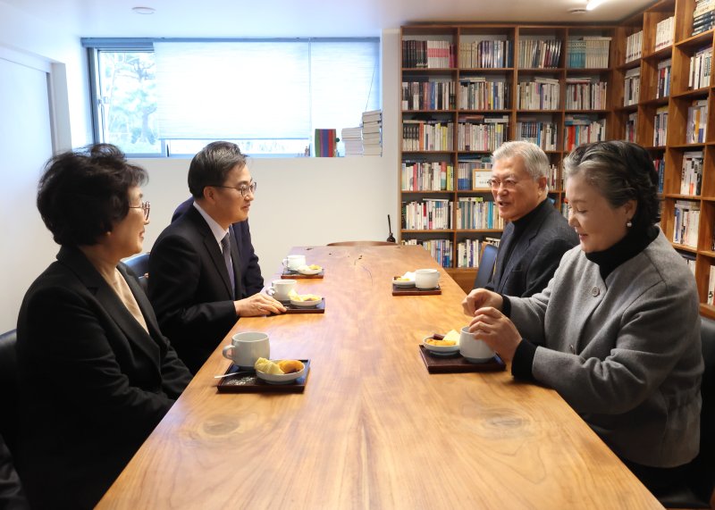 20일 오후 김동연 경기도지사가 경남 양산시 평산마을을 방문해 문재인 전 대통령과 차담을 하고 있다. 경기도 제공