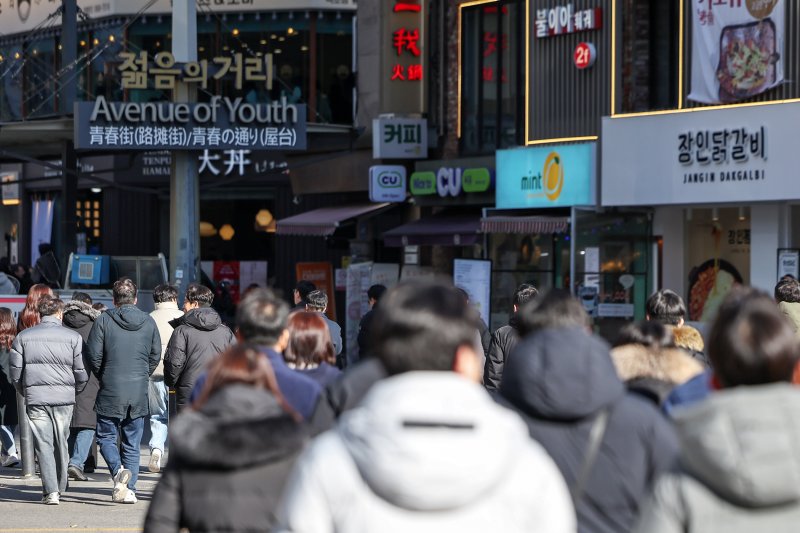 서울 중구의 오피스 밀집 지역에서 직장인들이 점심시간을 맞아 종로3가 일대 먹자골목으로 향하고 있다. 2024.12.18/뉴스1 ⓒ News1 민경석 기자