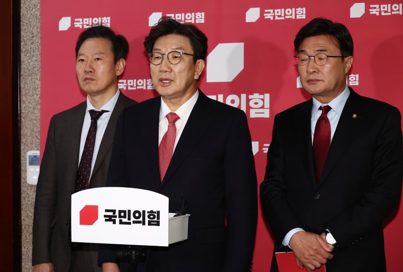 권성동 대표 권한대행 겸 원내대표가 20일 오후 서울 여의도 국회에서 현안 관련 기자회견을 하고 있다. 오른부터 김대식 원내수석대변인, 권 원내대표, 박수민 원내대변인. 2024.12.20/뉴스1 ⓒ News1 김민지 기자