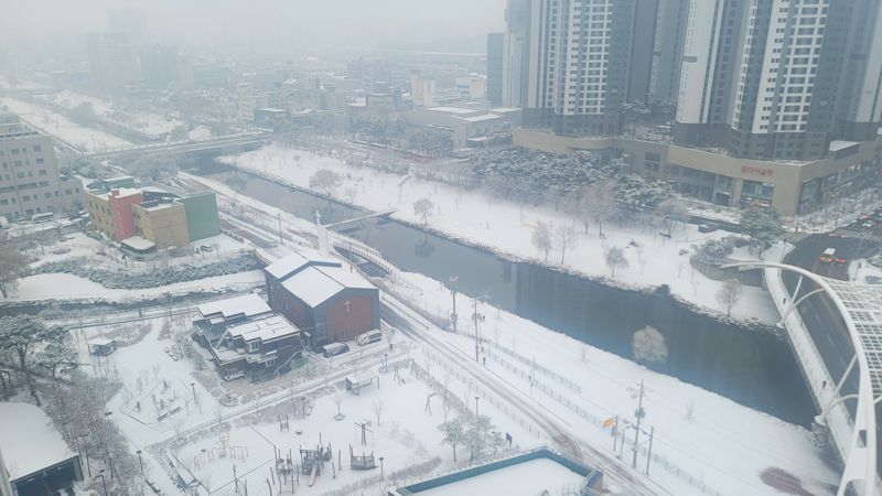 21일 강원 내륙과 산지에 대설주의보가 발효된 가운데 춘천지역에도 3.7㎝의 눈이 내렸다. 김기섭 기자