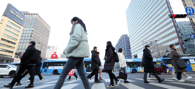 [서울=뉴시스] 지난해 12월29일 서울 광화문 네거리에서 직장인들이 출근하고 있다. 2024.12.20. (사진=뉴시스 DB) photo@newsis.com