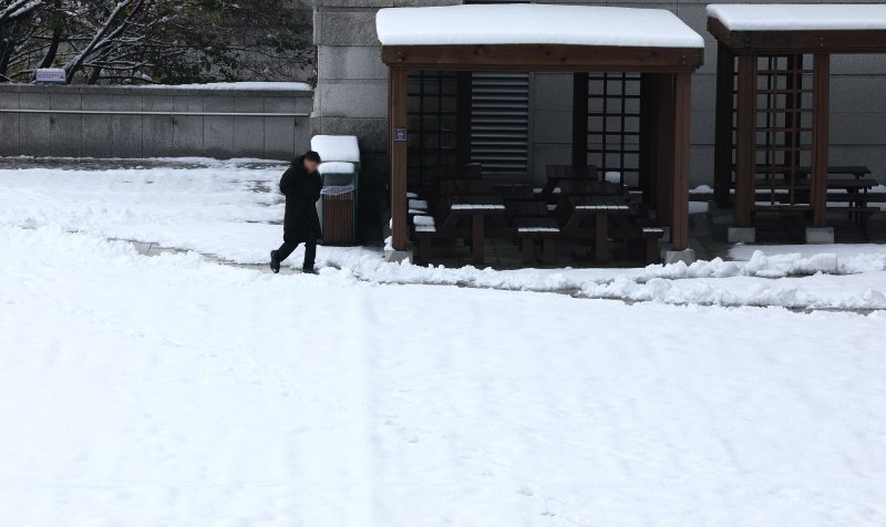 지난달 28일 오전 서울 용산구 국립중앙박물관에서 관계자가 눈 쌓인 길로 걸음을 재촉하고 있다. 2024.11.28 /사진=뉴스1