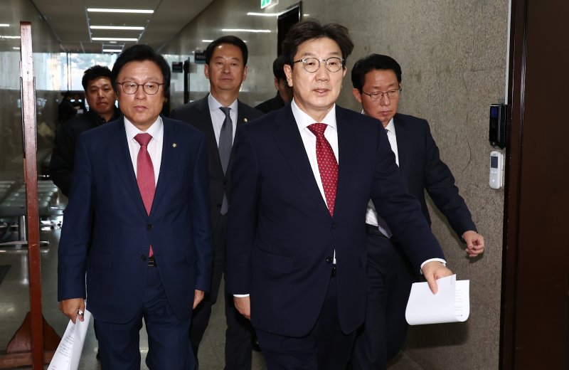 국민의힘 권성동 당대표 권한대행 겸 원내대표를 비롯한 지도부가 18일 오후 서울 여의도 국회에서 비상의원총회에 참석하기 위해 이동하고 있다. 2024.12.18/뉴스1 ⓒ News1 김민지 기자