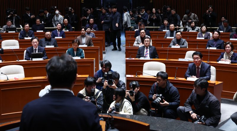 16일 오후 서울 여의도 국회에서 열린 국민의힘 의원총회에 의원들이 권성동 원내대표의 발언을 듣고 있다. 2024.12.16/뉴스1 ⓒ News1 김민지 기자