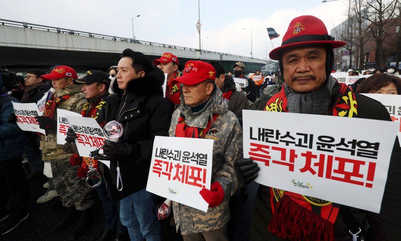 임태훈 군인권센터 소장을 비롯한 참석자들이 21일 서울 용산구 한남동 대통령 관저 인근 한남대로에서 윤석열 시민체포영장 집행 긴급행동 집회를 하고 있다. 뉴시스.