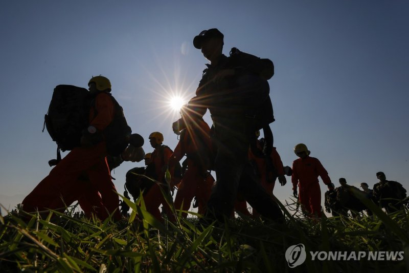 낙하산을 정리 중인 대만 공수부대 대원들. /사진-연합뉴스.