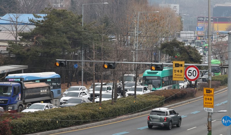 윤석열 대통령 구속 등을 촉구하며 트랙터를 몰고 상경한 전국농민회총연맹 전봉준 투쟁단이 지난 21일 서울 서초구 남태령에서 경찰 버스에 가로막혀 양방향 통행이 전면 중단돼 도로가 극심한 정체를 빚고 있다. 연합뉴스.