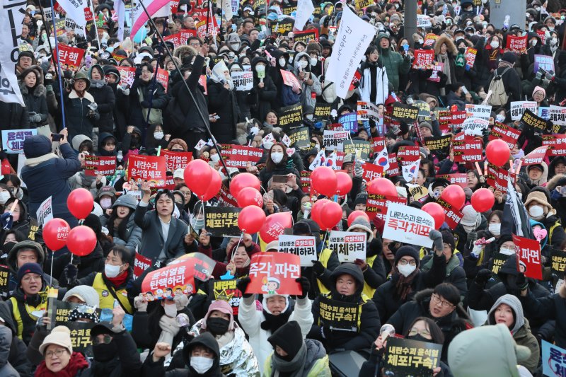 오늘도 응원봉 들고 거리로 나선 시민들 (서울=연합뉴스) 이정훈 기자 = 21일 서울 종로구 경복궁 동십자각 인근에서 '윤석열즉각퇴진·사회대개혁 비상행동' 주최로 열린 범시민 대행진에서 참가자들이 구호를 외치고 있다. 2024.12.21 uwg806@yna.co.kr (끝)