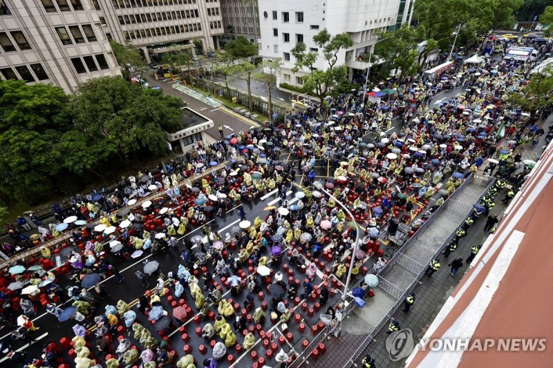 대만 의회 밖에서 헌재권한·공직자소환권 축소 법안에 반대하는 시위대 (출처=연합뉴스)