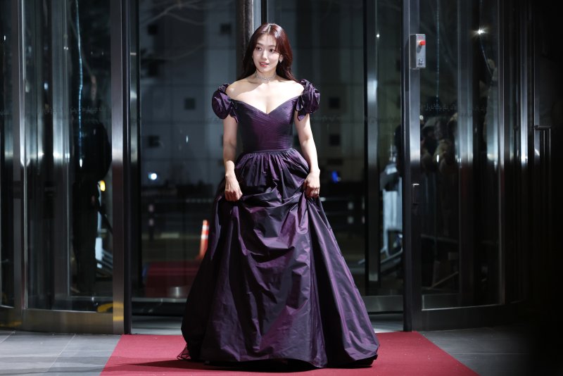 배우 박신혜가 21일 오후 서울 마포구 상암동 SBS 프리즘타워에서 열린 '2024 SBS 연기대상'에 참석해 레드카펫을 밟고 있다. ⓒ News1 권현진 기자