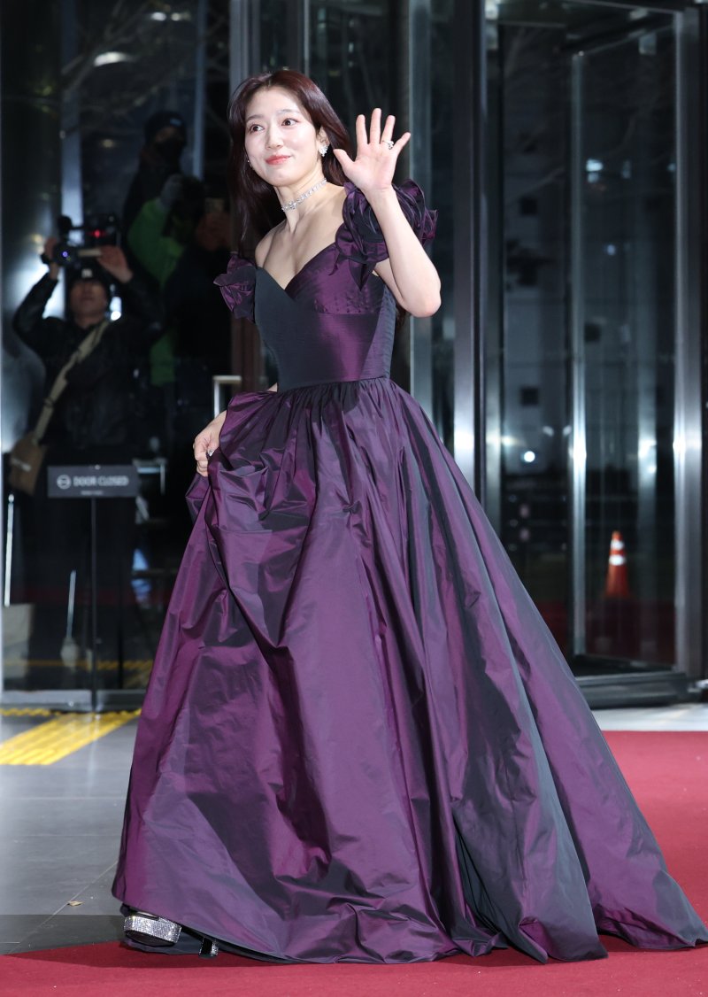 배우 박신혜가 21일 오후 서울 마포구 상암동 SBS 프리즘타워에서 열린 '2024 SBS 연기대상' 레드카펫 행사에 참석해 손을 흔들고 있다. ⓒ News1 권현진 기자