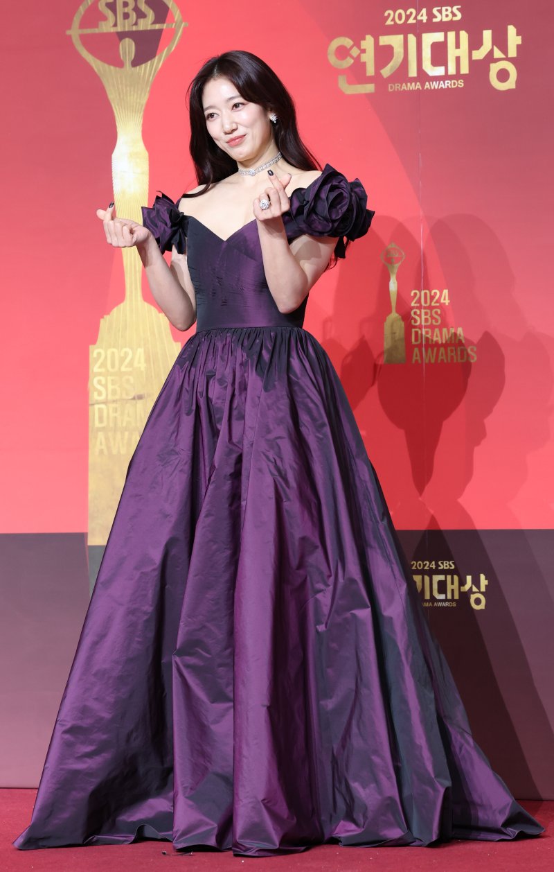 배우 박신혜가 21일 오후 서울 마포구 상암동 SBS 프리즘타워에서 열린 '2024 SBS 연기대상' 레드카펫 행사에 참석해 하트 포즈를 취하고 있다. ⓒ News1 권현진 기자