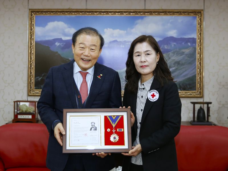 양재생 은산해운항공 대표(왼쪽)가 박선영 대한적십자사 부산지사 사무처장으로부터 적십자회원유공장 명예장을 전달 받은 후 기념사진을 촬영하고 있다. 대한적십자사 부산지사 제공