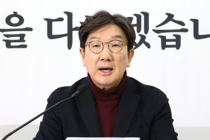 (서울=뉴스1) 이광호 기자 = 권성동 국민의힘 대표 권한대행 겸 원내대표가 22일 오전 서울 여의도 국회에서 현안 관련 기자간담회를 하고 있다. 2024.12.22/뉴스1 /사진=뉴스1화상