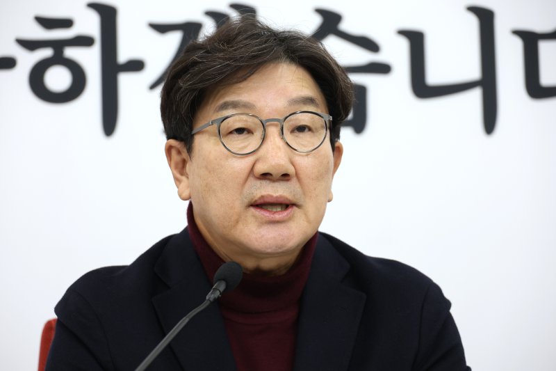 권성동 국민의힘 대표 권한대행 겸 원내대표가 22일 오전 서울 여의도 국회에서 현안 관련 기자간담회를 하고 있다. 2024.12.22/뉴스1 ⓒ News1 이광호 기자 /사진=뉴스1