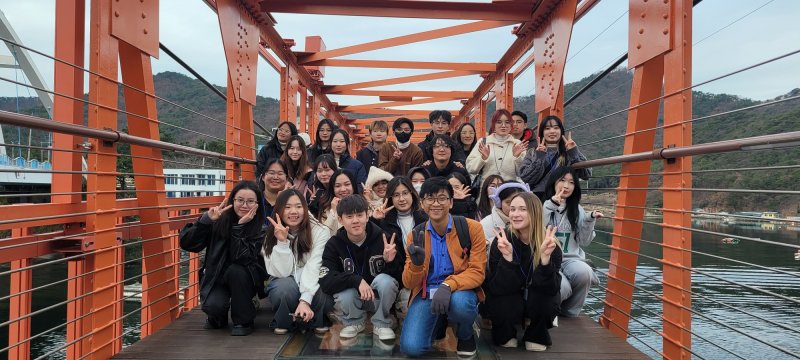 [창원=뉴시스] 강경국 기자 = 창원대학교 국제교류원 한국어학당에 재학 중인 베트남, 중국, 태국, 대만, 파키스탄, 우즈베키스탄 등 10개국 40명의 외국인 유학생들이 지난 20일 창원의 겨울 여행지를 둘러보는 팸투어에 참가하고 있다. (사진=창원시청 제공). 2024.12.22. photo@newsis.com *재판매 및 DB 금지