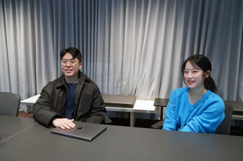 [서울=뉴시스] 카카오톡 선물하기 '오쏘몰' MD 담당하는 이영현 카카오 책임(오른쪽)과 한현진 동아제약 책임. 지난 3일 경기 성남시 카카오 아지트에서 진행한 인터뷰에서 기자 질의에 답하고 있다. (사진=카카오 제공)