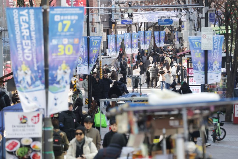 내년 물가도 '비상'. 원·달러 환율 급등 여파로 국내 식품·외식업계의 가격 인상에 대한 우려가 커지고 있다. 22일 농림축산식품부에 따르면 유엔 식량농업기구(FAO)가 발표한 세계식량가격지수는 지난달 127.5로, 19개월 만에 최고를 기록했다. 이날 서울 명동 거리 연합뉴스