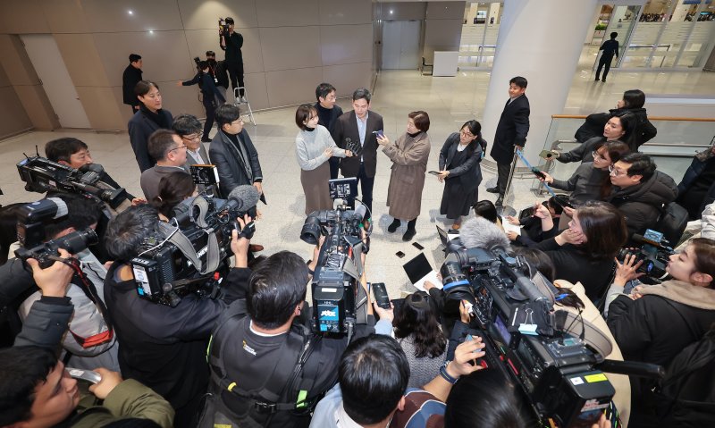 정용진 신세계그룹 회장이 22일 방미 일정을 마치고 인천국제공항 제2터미널을 통해 귀국하며 취재진 질문에 답하고 있다. 2024.12.22/뉴스1 ⓒ News1 김도우 기자