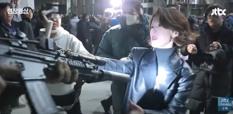 '외신도 주목' 계엄군 총 잡았던 女정치인, 1년 만에 고백 "모친이…"