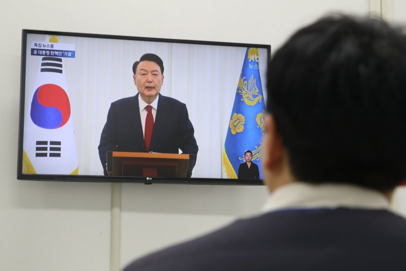 윤석열 대통령 탄핵소추안이 가결된 14일 오후 서울 여의도 국회에서 조국혁신당 당직자들이 윤 대통령의 '국민께 드리는 말씀'이라는 대국민 담화를 시청하고 있다. 2024.12.14/뉴스1 ⓒ News1 이광호 기자