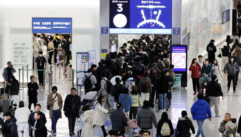 [인천공항=뉴시스] 전신 기자 = 성탄절 연휴와 연말을 앞둔 23일 인천국제공항 제1터미널 출국장이 여행객들로 붐비고 있다. (공동취재) 2024.12.23. photo1006@newsis.com <저작권자ⓒ 공감언론 뉴시스통신사. 무단전재-재배포 금지.> /사진=뉴시스화상