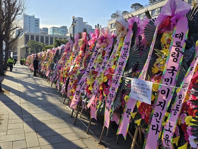 23일 오전 헌재 인근 200m 구간은 약 300개의 화환으로 에워싸였다. /사진=서지윤 기자