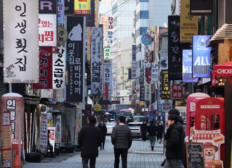 지난 23일 서울 종로구 음식점 밀집 거리가 한산한 모습을 보이고 있다. 뉴스1.