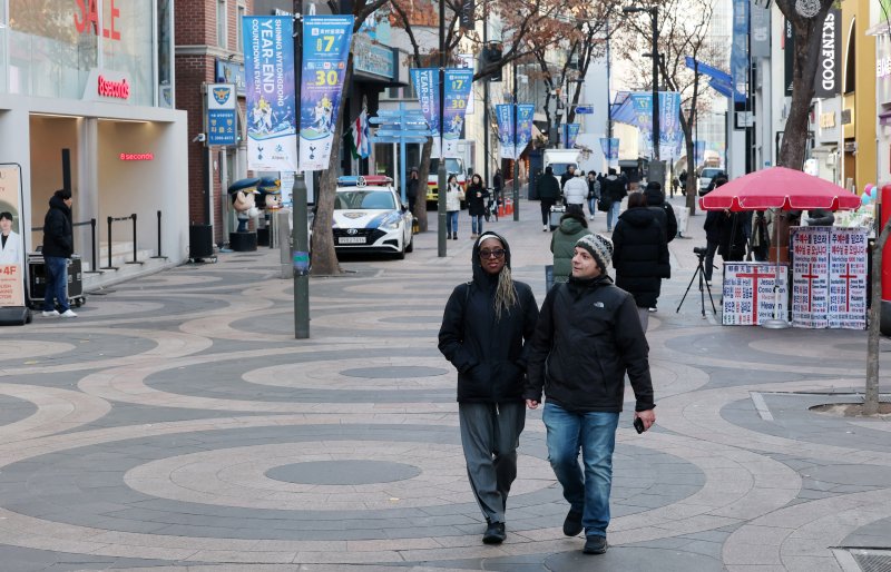 지난 23일 서울 명동거리가 비교적 한산한 가운데 외국인 관광객이 이동하고 있다. 뉴스1