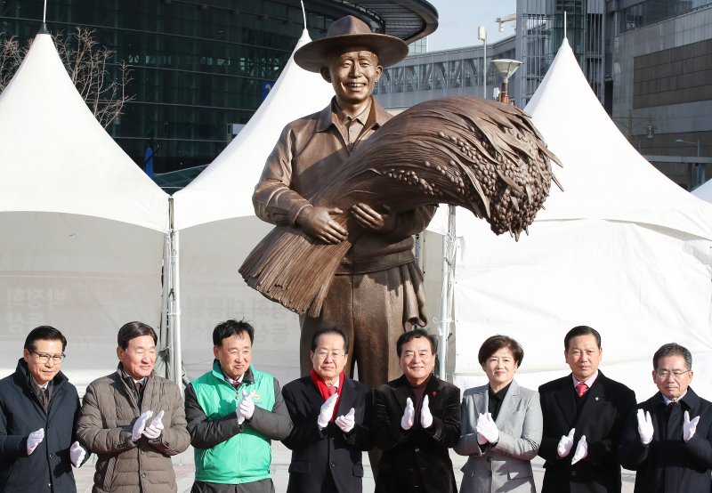 홍준표 대구시장을 비롯한 내빈들이 23일 오후 동구 박정희 광장에서 열린 '박정희 대통령 동상 제막식'에 참석해 동상을 제막한 뒤 기념촬영을 하고 있다. 뉴스1