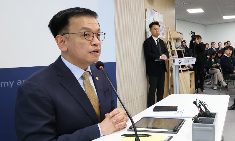 최상목 경제부총리 겸 기획재정부 장관이 23일 세종시 정부세종청사에서 열린 출입기자단 간담회에서 취재진 질문에 답하고 있다. 2024.12.23/뉴스1