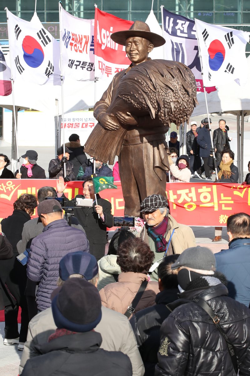 23일 오후 대구 동구 동대구역 광장에서 보수단체 회원들이 박정희 전 대통령 동상 주변에 몰려 환호하고 있다. 뉴스1