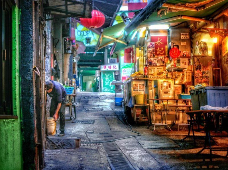 홍콩 유명 배우 저우룬파(주윤발)의 홍콩 하버시티 자선전시회, '홍콩 아침' 눈길