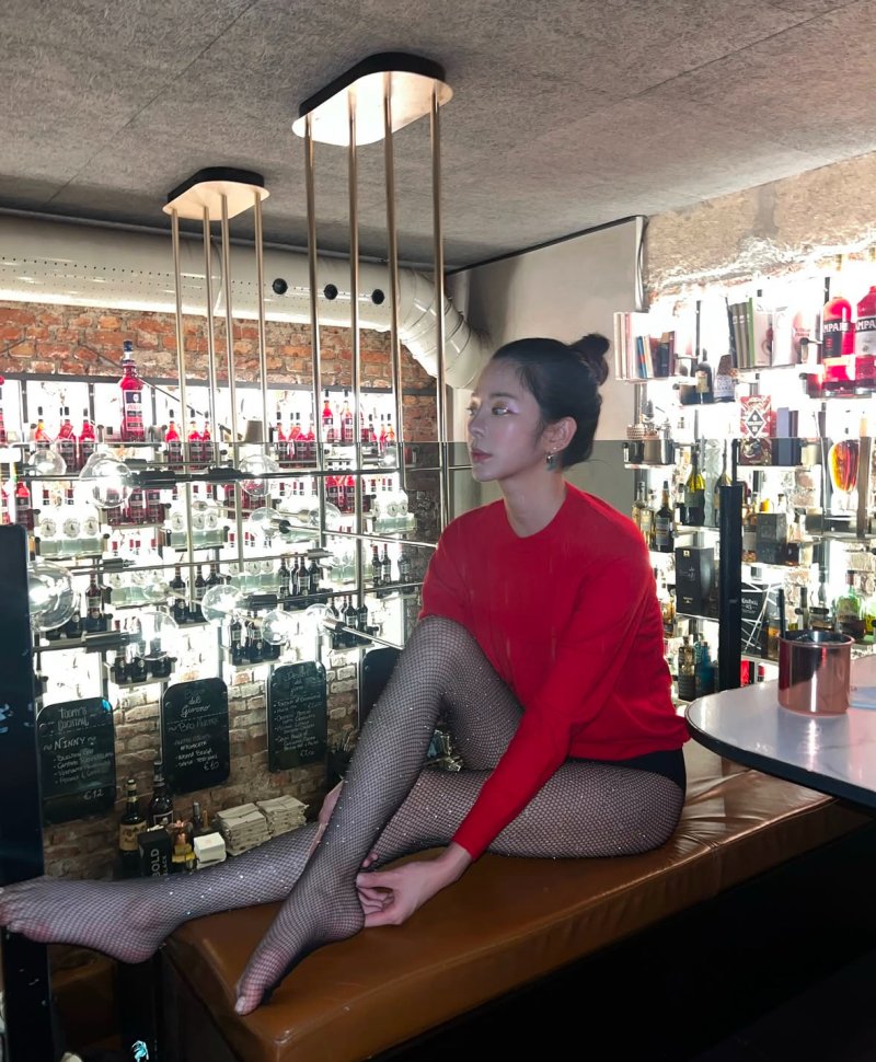 장재인 파격의 연속…노브라 이어 하의실종 망사