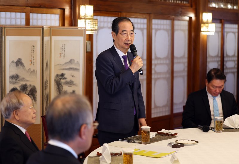 한덕수 대통령 권한대행 국무총리가 23일 서울 국무총리 서울공관에서 열린 경제단체 오찬 간담회에서 발언하고 있다./사진=뉴시스