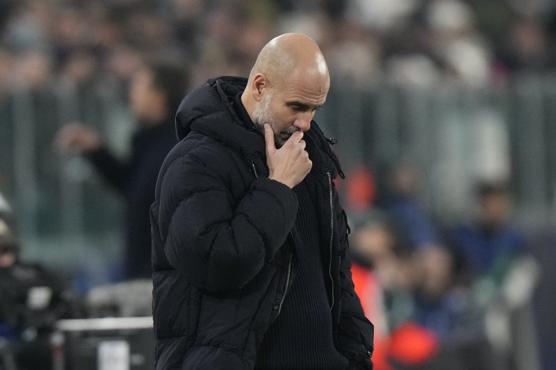 [토리노=AP/뉴시스] 맨체스터 시티의 펩 과르디올라 감독이 11일(현지시각) 이탈리아 토리노의 알리안츠 스타디움에서 열린 2024-25 유럽축구연맹(UEFA) 챔피언스리그(UCL) 리그 페이즈 6차전 유벤투스(이탈리아)와 경기 중 심각한 표정을 짓고 있다. 맨시티는 0-2로 패하며 2승2무2패(승점 8)로 22위에 머물며 16강 플레이오프 진출도 장담할 수 없게 됐다. 2024.12.12.