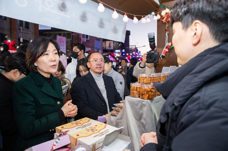 오영주 중소벤처기업부 장관(왼쪽 첫번째)이 지난 6일 홍대 걷고싶은거리상점가에서 열린 동행축제 개막식에서 행사에 참여한 상인과 대화를 나누고 있다. 중소벤처기업부 제공