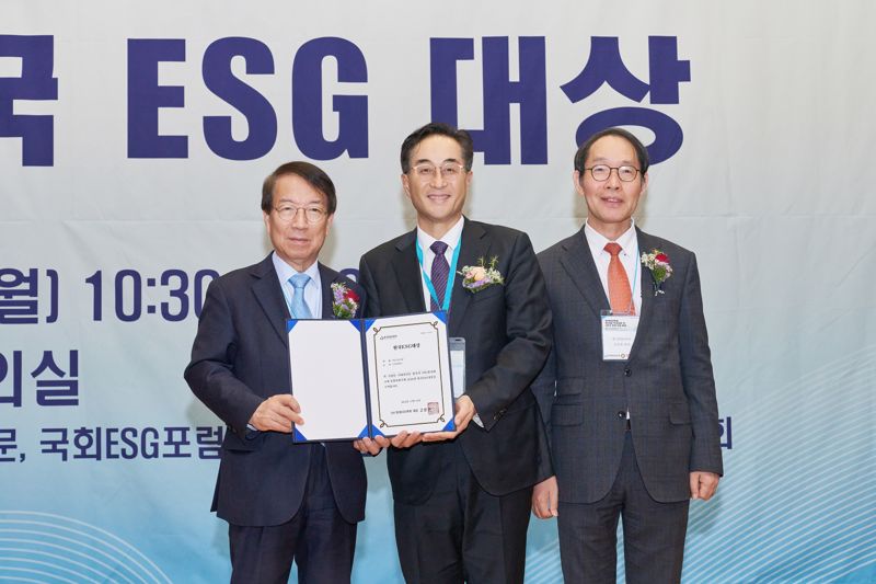 정운찬 한국ESG대상 평가위원장, 김기준 고려아연 지속가능경영본부장, 고문현 한국ESG학회장이(왼쪽부터) ‘2024 한국ESG대상’ 시상식에서 기념촬영을 하는 모습. 고려아연 제공