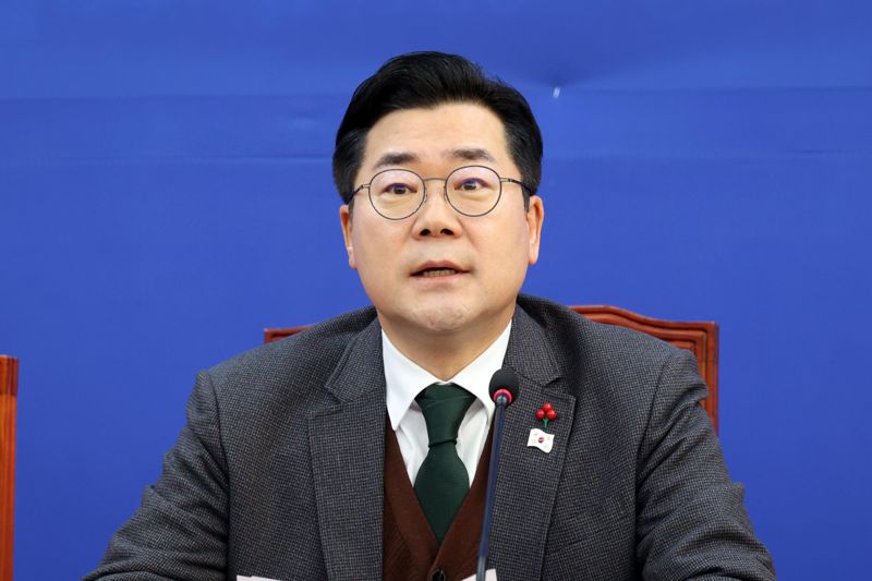 더불어민주당 박찬대 원내대표가 24일 국회에서 열린 원내대책회의에서 발언하고 있다. 사진=서동일 기자