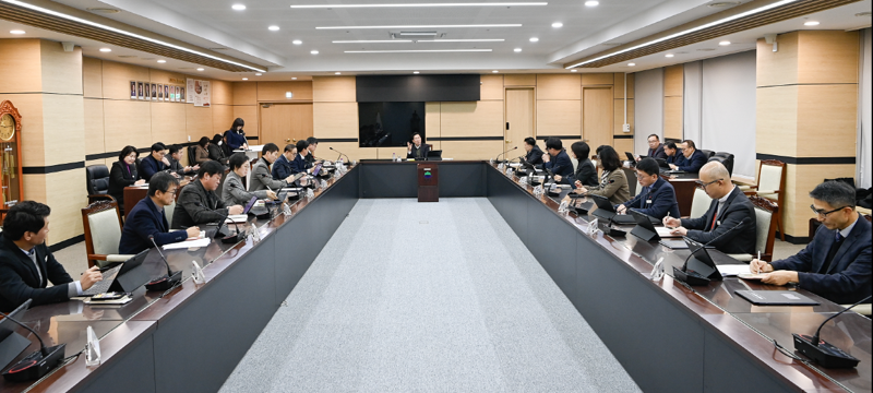 원강수 원주시장이 지난 23일 시청 대회의실에서 민생경제 안정 관련 대책회의를 주재했다. 원주시 제공