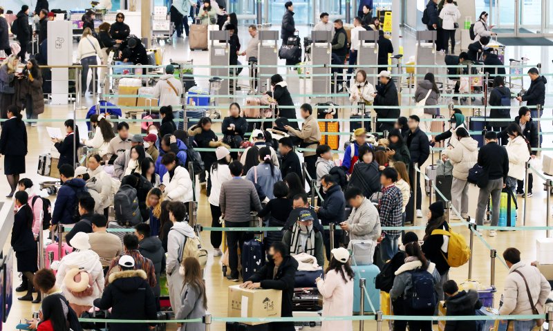 [인천공항=뉴시스] 전신 기자 = 성탄절 연휴와 연말을 앞둔 23일 인천국제공항 제1터미널 출국장이 여행객들로 붐비고 있다. (공동취재) 2024.12.23. photo1006@newsis.com