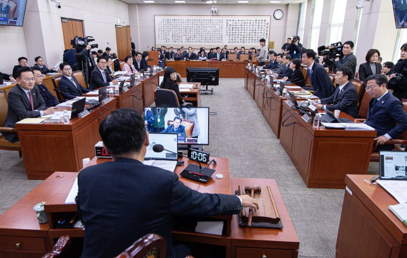 정청래 국회 법제사법위원회 위원장이 24일 오전 서울 여의도 국회에서 법사위 전체회의에서 여야 의원들이 언쟁이 심해지자 정회를 선포하고 있다. 2024.12.24/뉴스1 ⓒ News1 이재명 기자 /사진=뉴스1