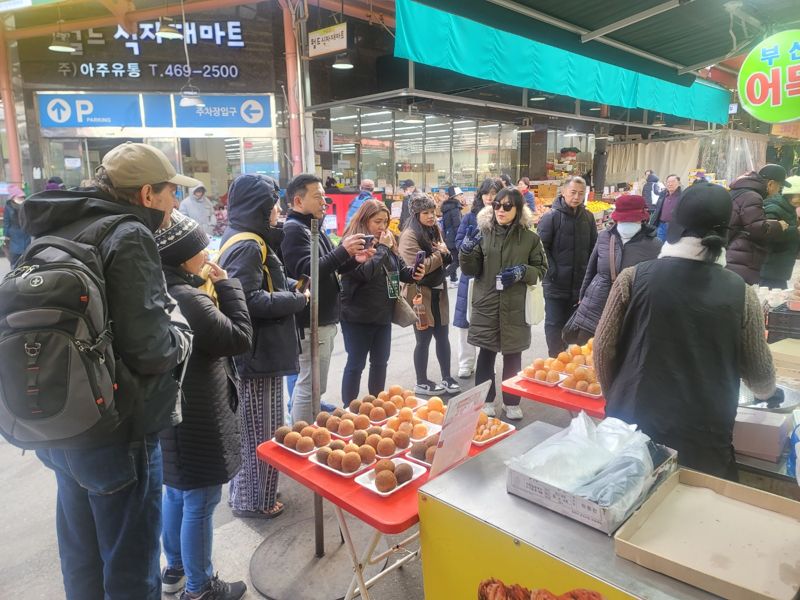 인천 남동구는 인천국제공항 외국인 관광객들의 환승 시간을 활용해 지역 대표 명소인 소래포구와 구월·모래내시장을 둘러보는 환승 투어 프로그램을 운영한다. 인천 남동구 제공.