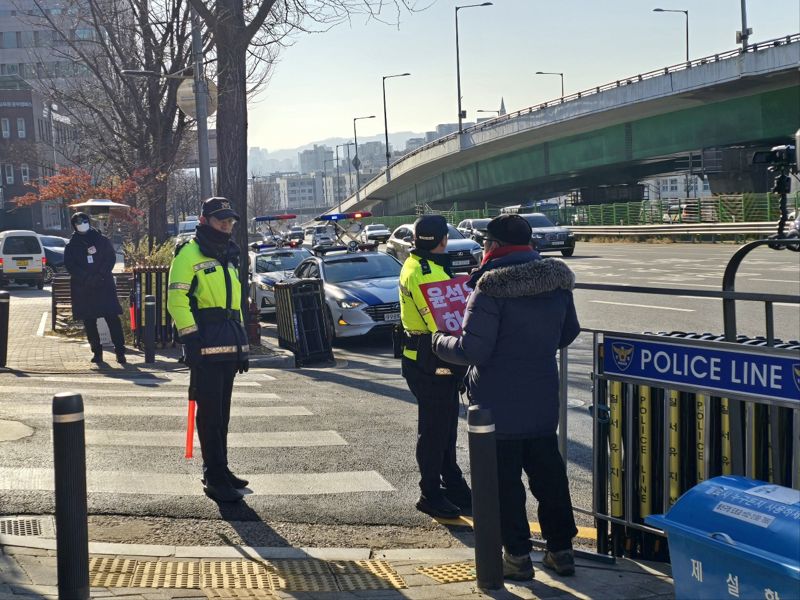 尹 칩거 이후 경계 태세·탄핵 찬반 집회로 '몸살' 앓는 관저 앞