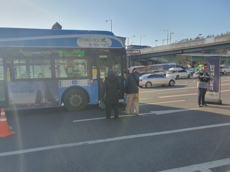 尹 칩거 이후 경계 태세·탄핵 찬반 집회로 '몸살' 앓는 관저 앞